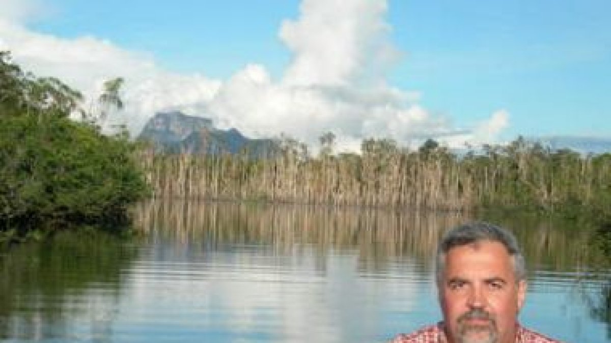 En el Estado Amazonas con el Cerro Autana al fondo, tepuy sagrado de los pieroas.