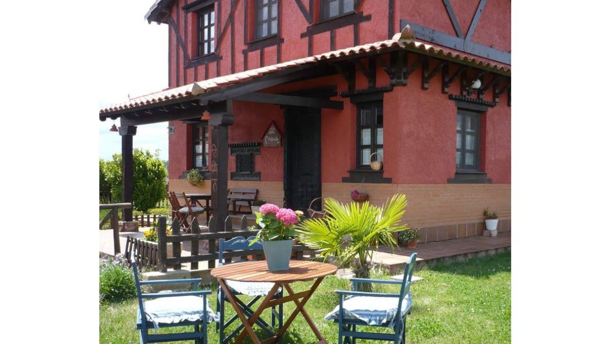 Exterior e instalaciones de Mi Jardín, la casa rural que la familia de Jesús Calleja tiene en Villanueva del Condado.