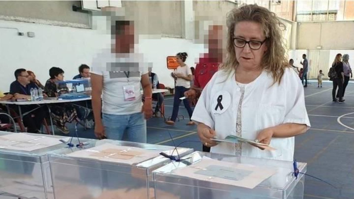 Una de las integrantes de la plataforma se dispone a votar.