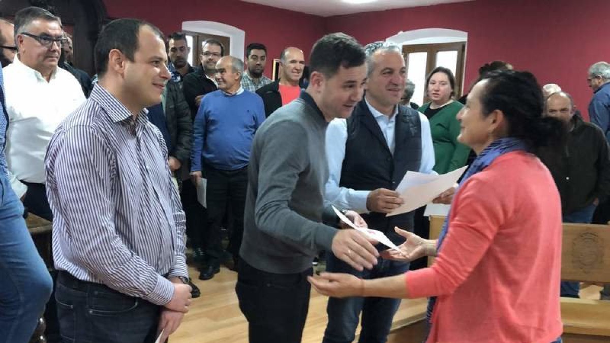 Cendón entrega los diplomas de las jornadas. DL