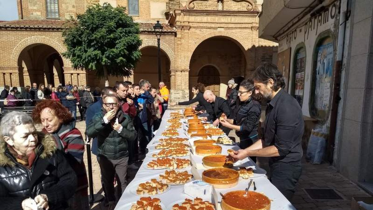 Reparto de la tapa de ajo ayer en la plaza Mayor de Santa María del Páramo. MEDINA