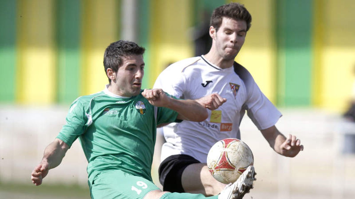 Pablo Castilla, el mejor de los leoneses, despeja el balón frente a un contrario.