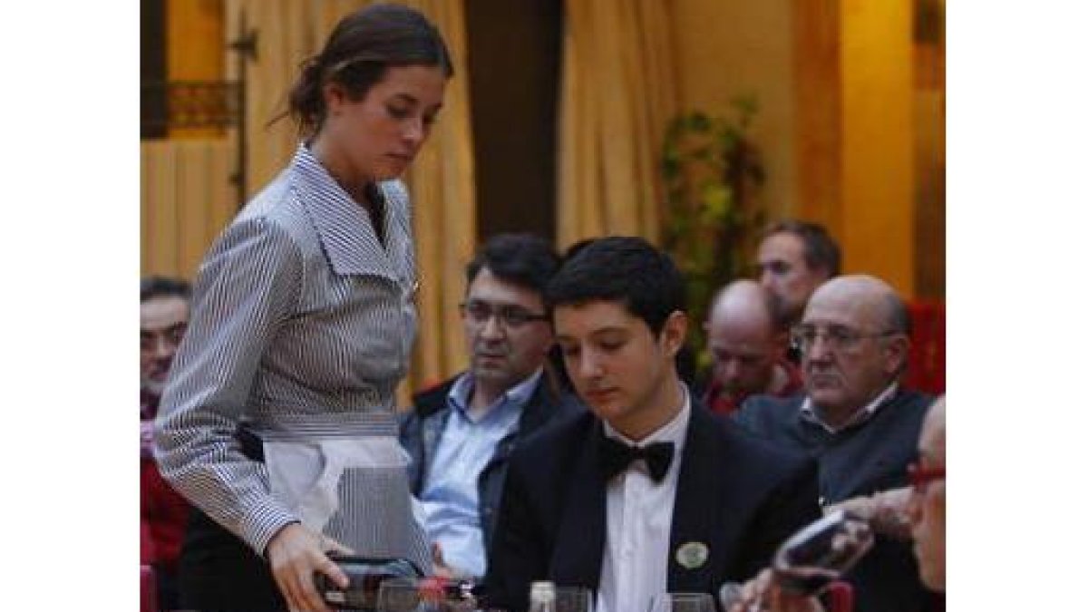 Un momento de la cata con alumnos de la escuela de hostelería sevillana.