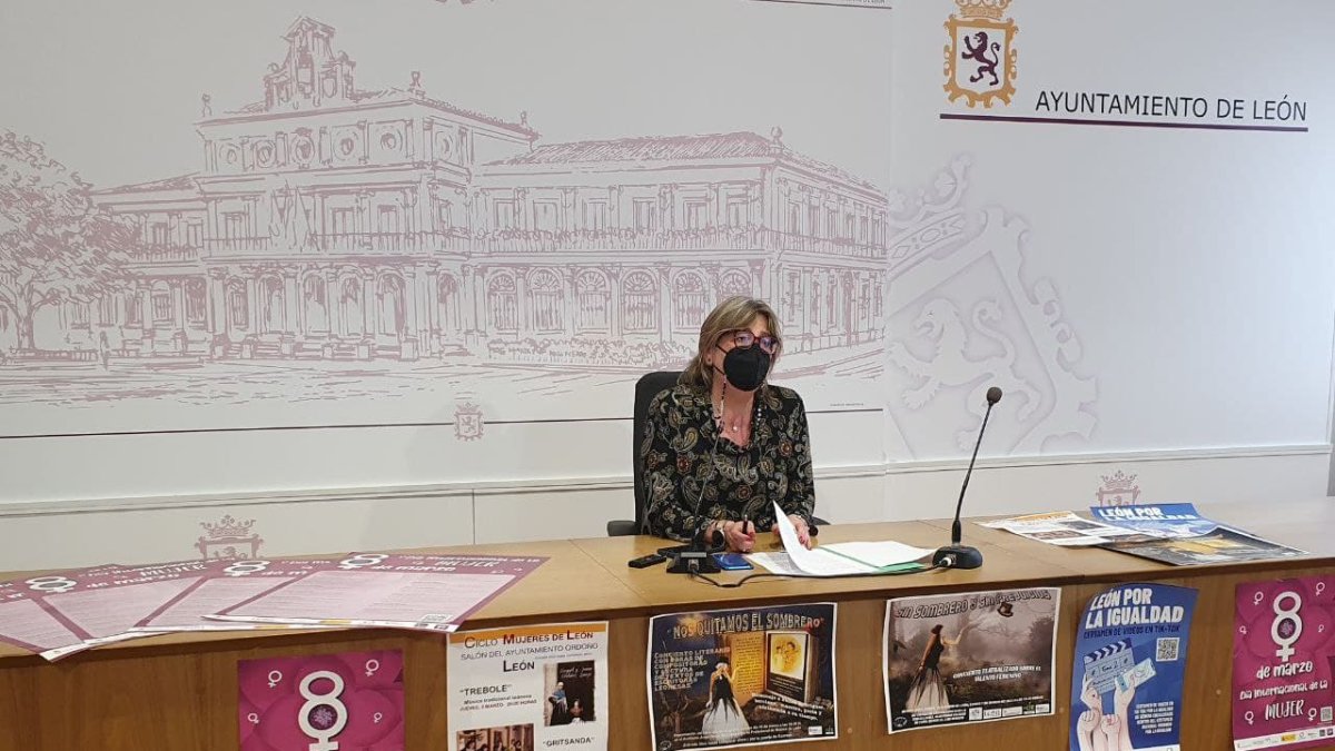 La concejala de Igualdad del Ayuntamiento de León, Argelia Cabado, ha presentado hoy el programa para el Día de la Mujer. AYUNTAMIENTO DE LEÓN
