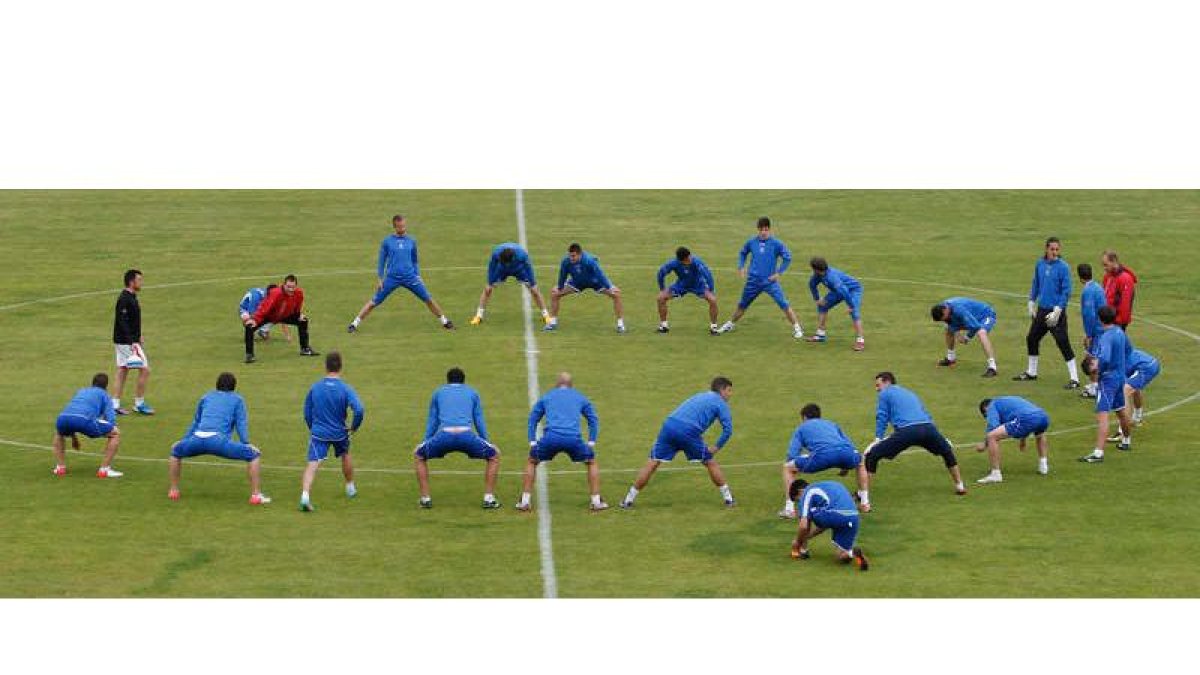Los jugadores culturalistas apuran el último entrenamiento antes de medirse al equipo jienense en el partido de ida de la segunda eliminatoria de ascenso.