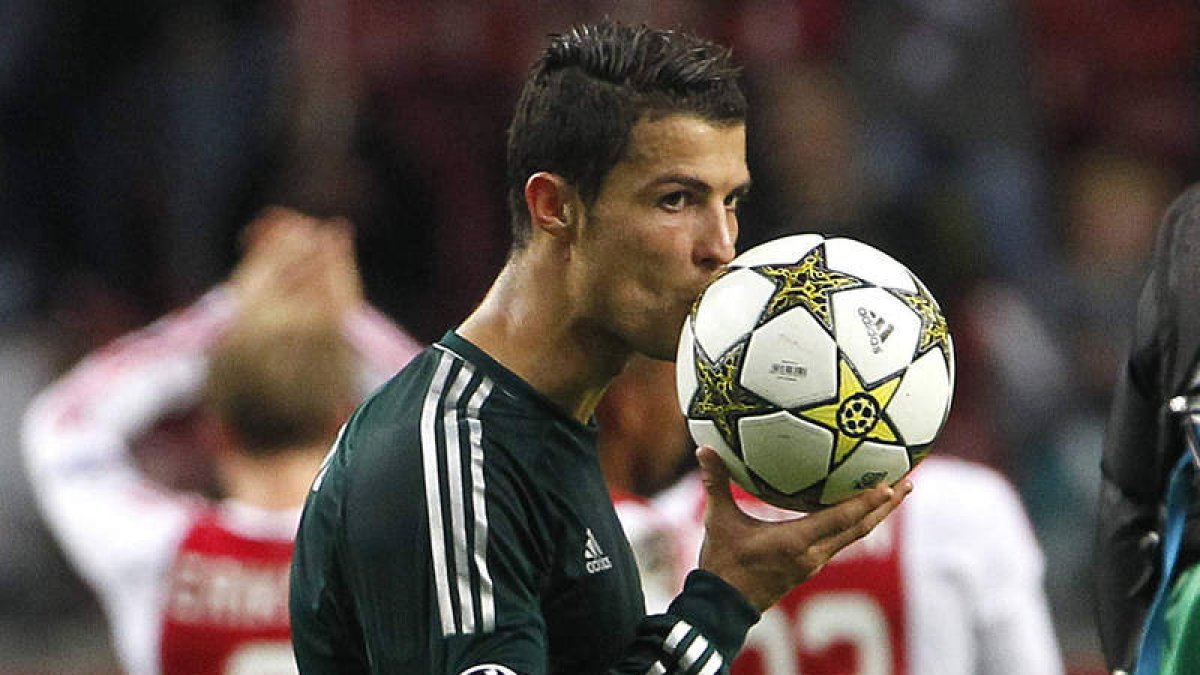 El cañonero madridista Cristiano Ronaldo besa el balón con el que consiguió marcar tres goles al Ajax.
