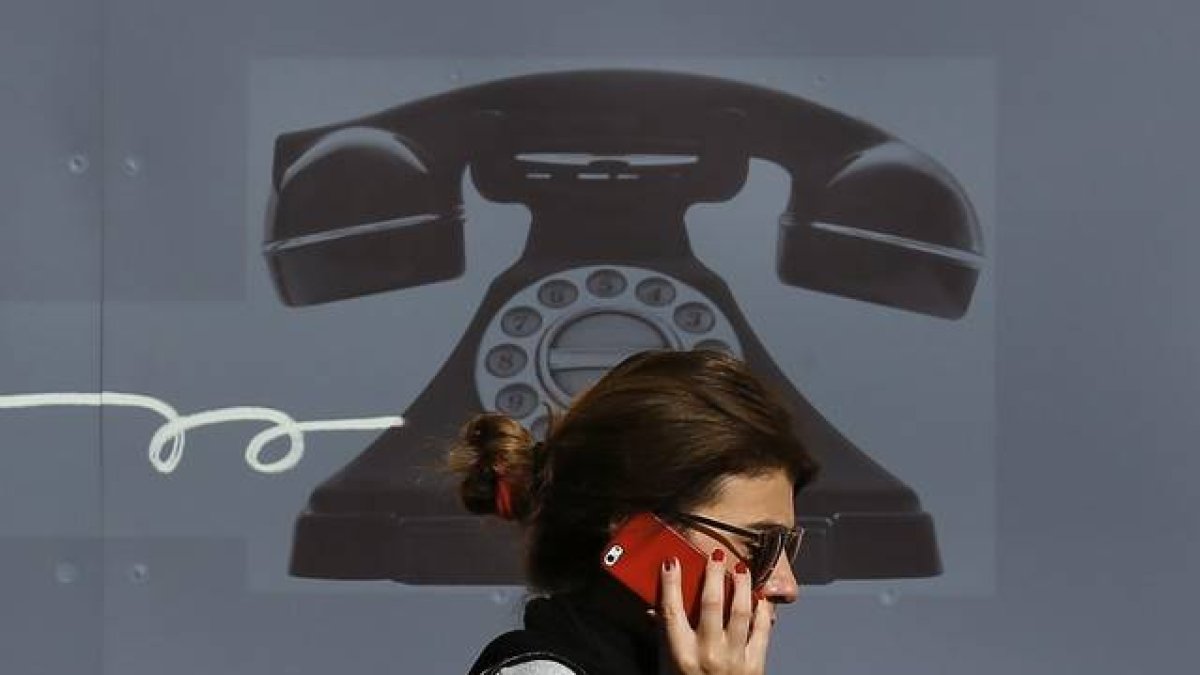 Una mujer utiliza su teléfono móvil en el centro de Londres, el pasado septiembre.