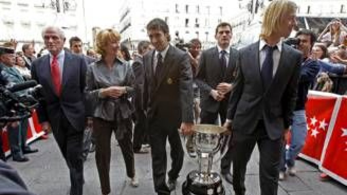 Calderón, Esperanza Aguirre, Raúl, Casillas y Guti a la entrada de la sede de la Comunidad de Madrid