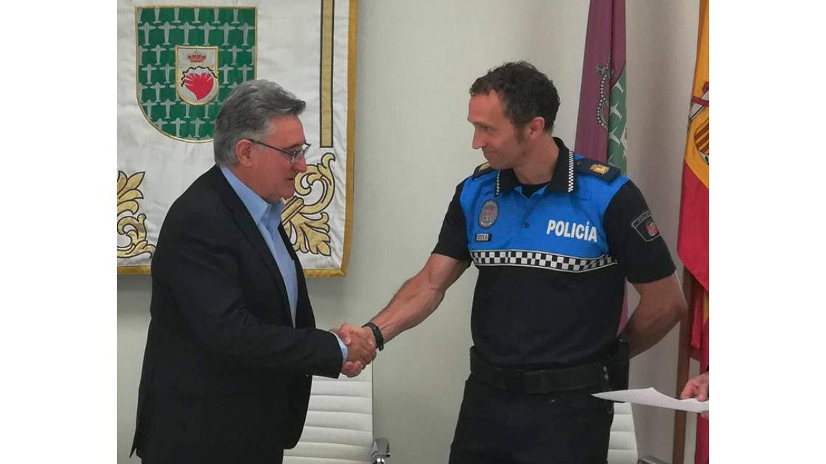 El alcalde, David Fernández, saluda al nuevo agente local. DL