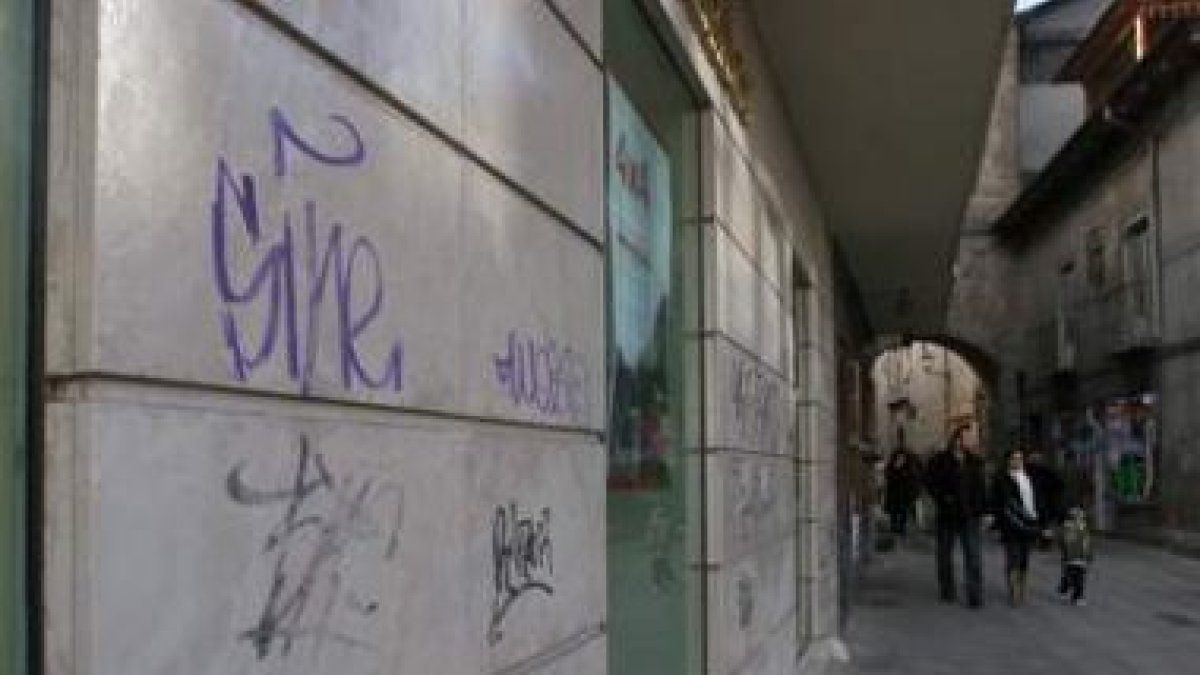 Las pintadas, como ésta de la calle del Reloj, son parte de las quejas
