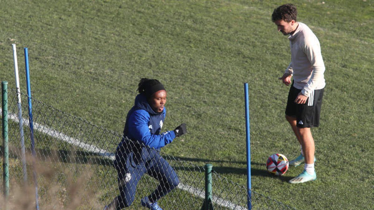 James Igbekeme realizó trabajo personalizado al margen del resto del equipo. L. DE LA MATA