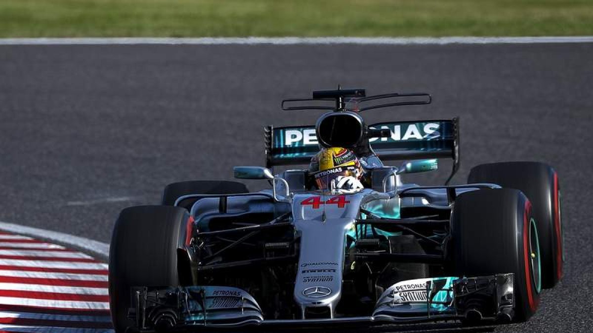 Hamilton lidera la carrera en el trazado japonés de Suzuka. DIEGO AZUBEL