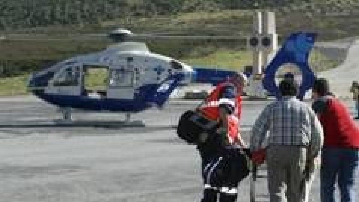 El helicóptero del Sacyl espera para trasladar a la esquiadora herida grave al hospital de León