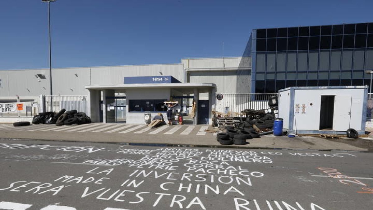Acceso a la fábrica de Vestas en Villadangos durante los conflictos para evitar su cierre, el año pasado. MARCIANO PÉREZ