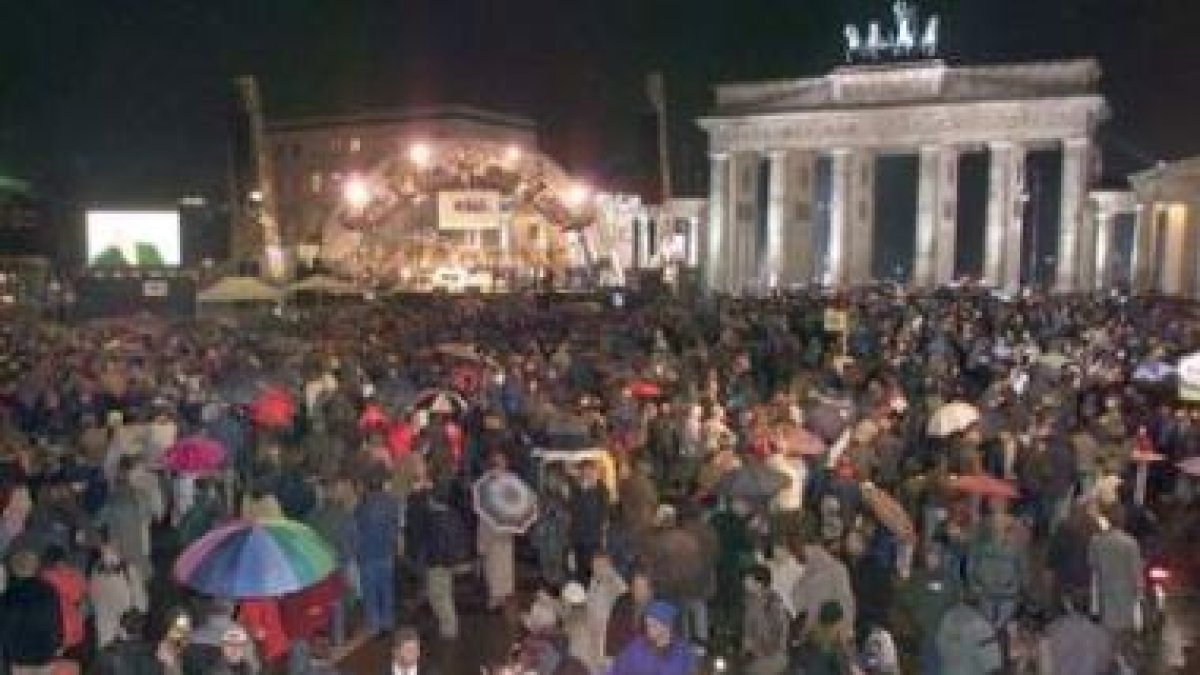 Imagen de la celebración de la caída del muro de Berlín.