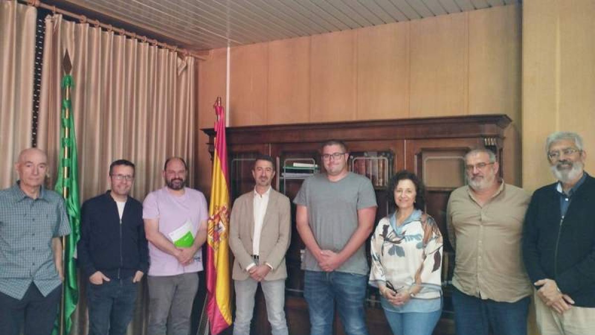 Asistentes ayer a la firma del convenio. DL