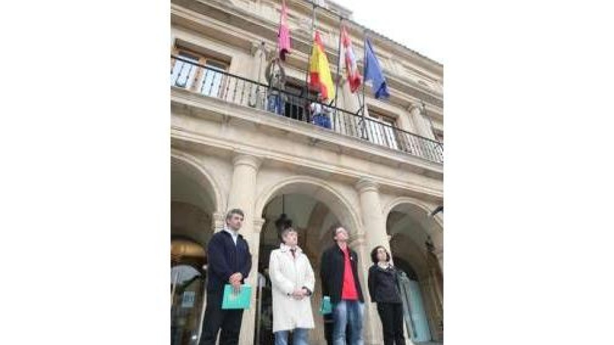 Minuto de silencio y banderas a media asta en San Marcelo