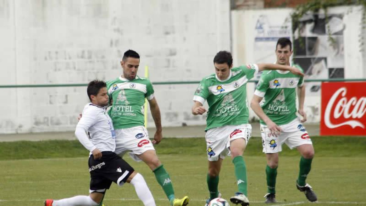 Uña, se lleva un balón ante un jugador contrario.