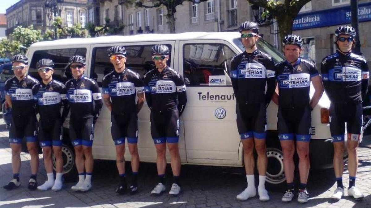 Formación de la escuadra ciclista Loterías 2 de Astorga.