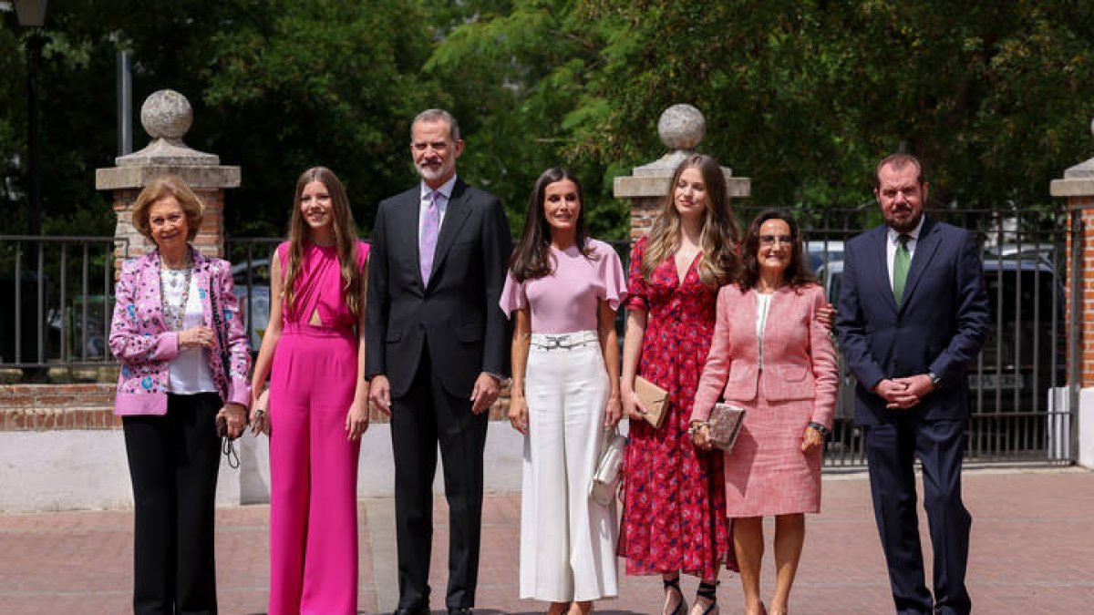 Los reyes Felipe y Letizia junto a sus hijas, la princesa Leonor (3d) y la infanta Sofía (2i), la reina Sofía (i) y los padres de la reina Letizia, Paloma Rocasolano y Jesús Ortiz (d), posan a su llegada a la Parroquia de la Asunción de Nuestra Señora. BALLESTEROS