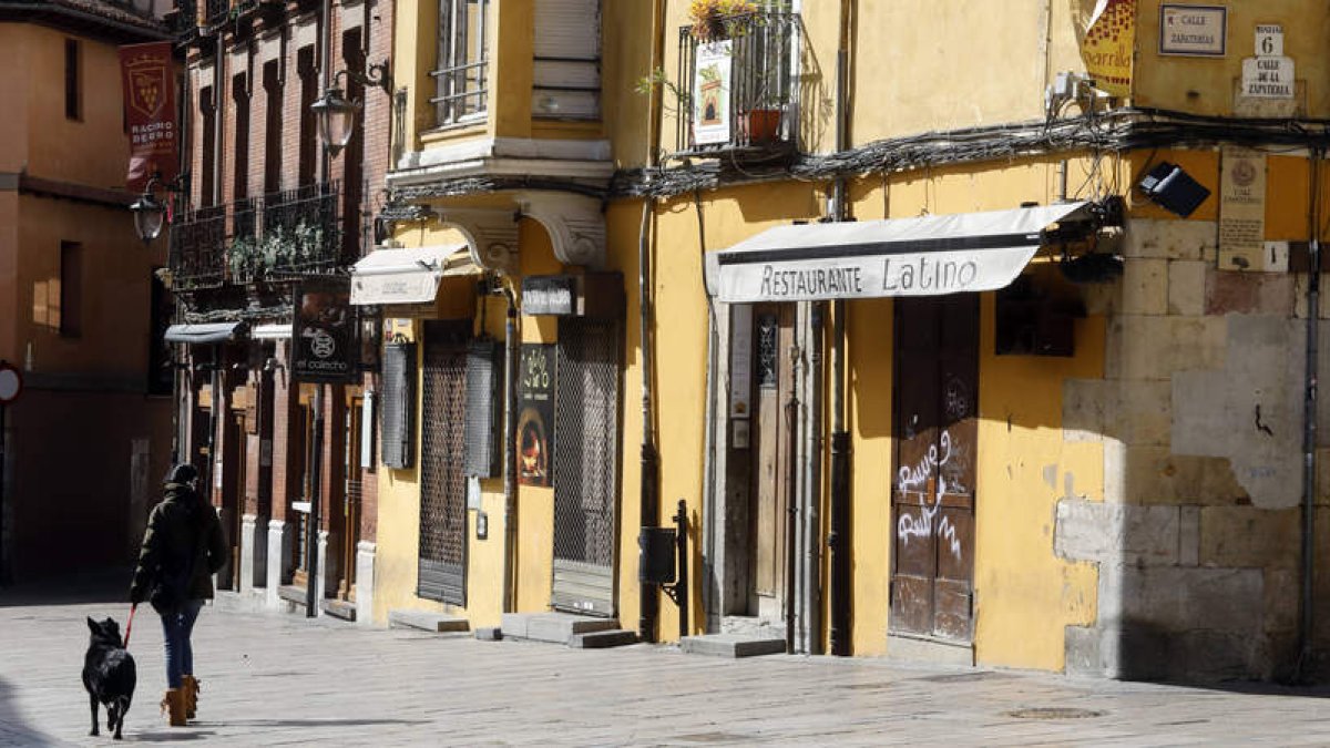 Zonas emblemáticas de la hostelería leonesa, ahora completamente vacías y con los negocios cerrados. MARCIANO PÉREZ