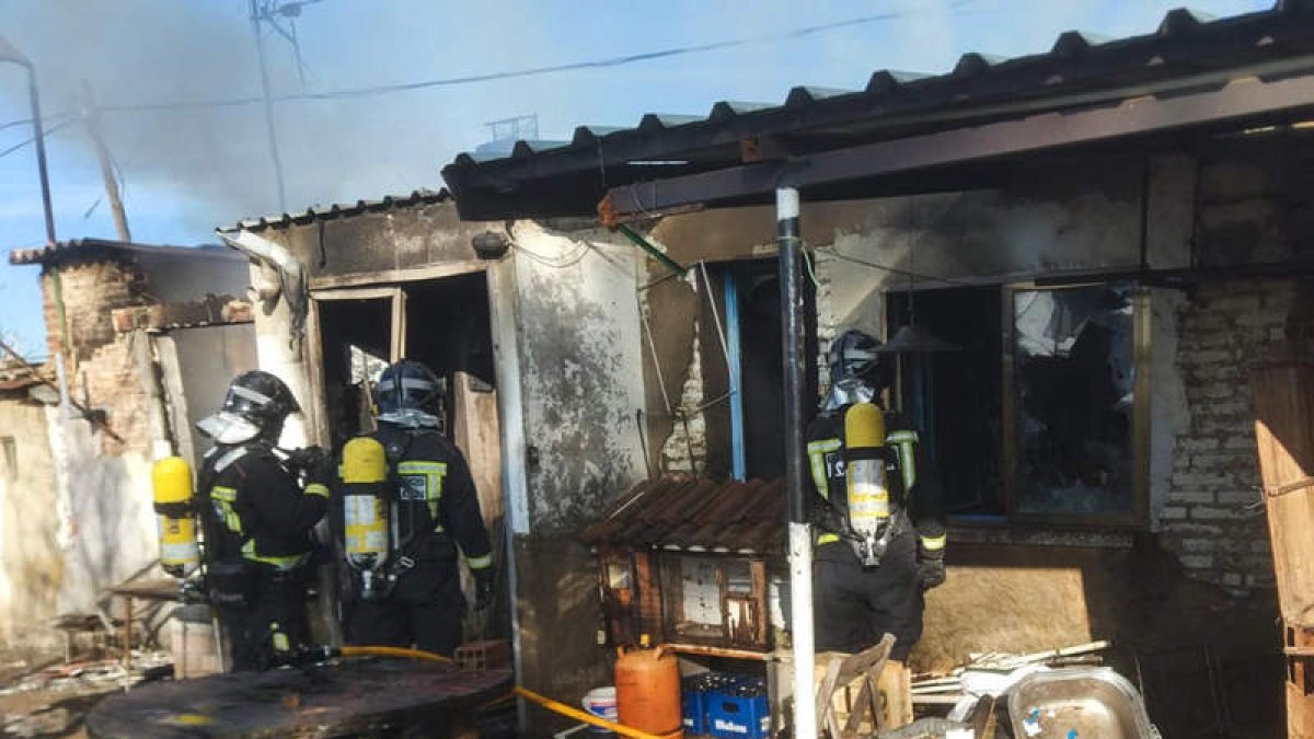 Intervención en el lugar del incendio, en el barrio de Puente Castro. BOMBEROS DE LEÓN