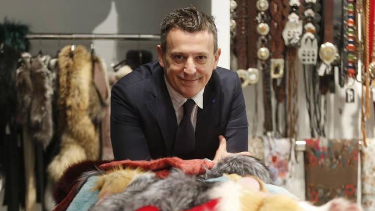 Javier Lastra, actual dueño de la tienda
