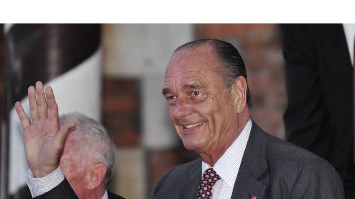 El expresidente Jacques Chirac, saliendo de su casa, en marzo del 2011.