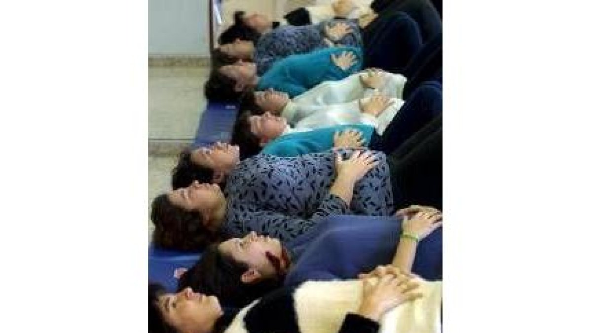 Un grupo de madres se prepara para el parto en una clínica