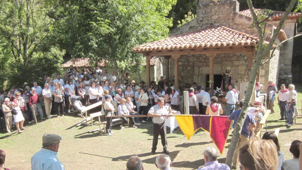 Los romeros recogen el pendón ante la ermita.