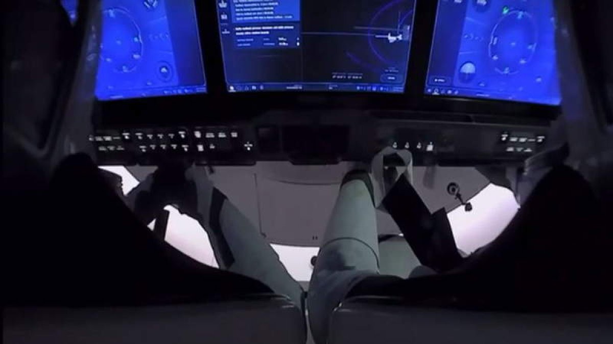 Los astronautas Robert Behnken y Douglas Hurley se disponen a amarizar en aguas del Golfo de México. SPACEX HANDOUT