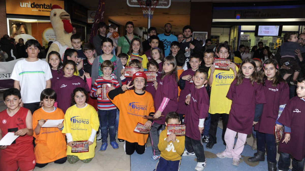 Los jugadores de Baloncesto León no faltaron a una cita que reunió a cientos de aficionados.