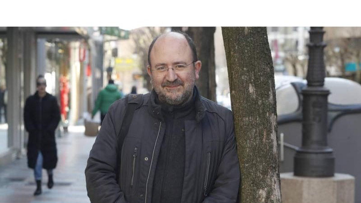 Juan Luis García Inaugura hoy en la FEE ‘Abandonarse a la pasión. Exposición de fotografías y haikus de estantería’. RAMIRO