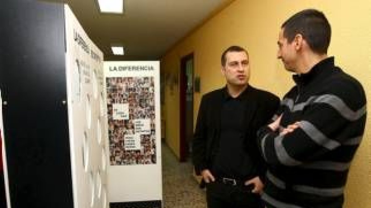 El concejal de Acción Social, Reiner Cortés, ayer durante la inauguración de la exposición