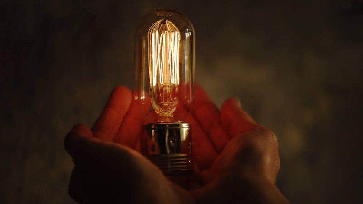 El precio de la luz es volátil y se fija para cada hora del día en un mercado mayorista. RAMIRO