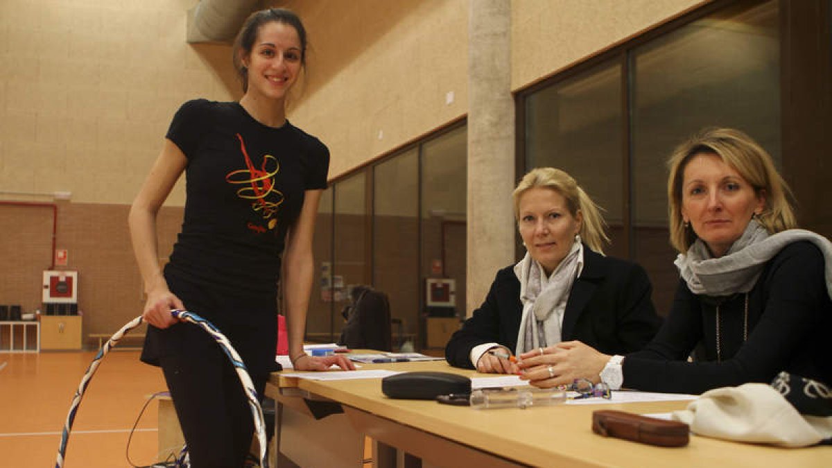 Carolina Rodríguez, con el aro, posa junto a las jueces Dragana Terzic y Terhi Tovainen.