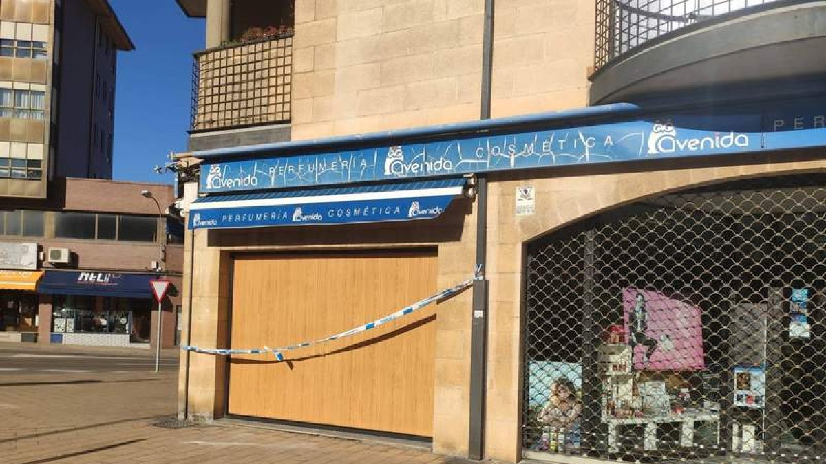Los ladrones ocasionaron importantes destrozos en la luna de la tienda. M.A.T.
