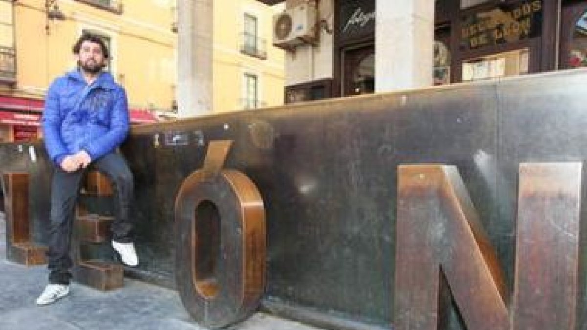 Juanín García en una de sus últimas visitas a León en la zona de la Catedral.