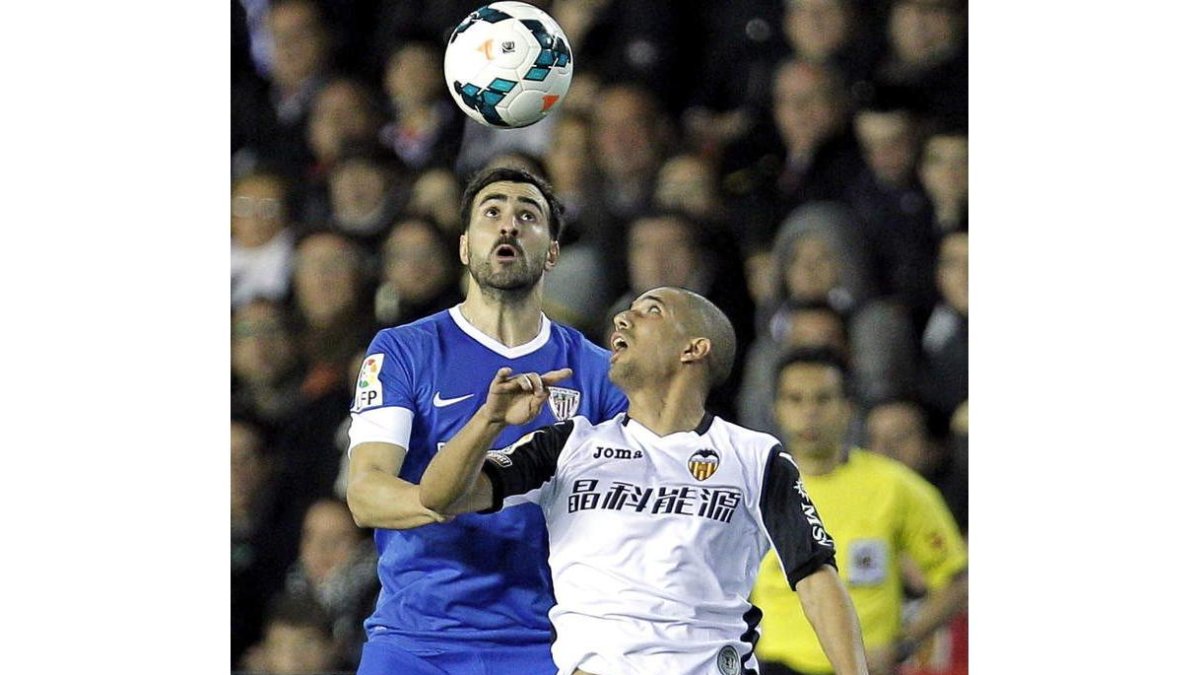 Feghouli disputa un balón con el defensa del Athletic Balenziaga.