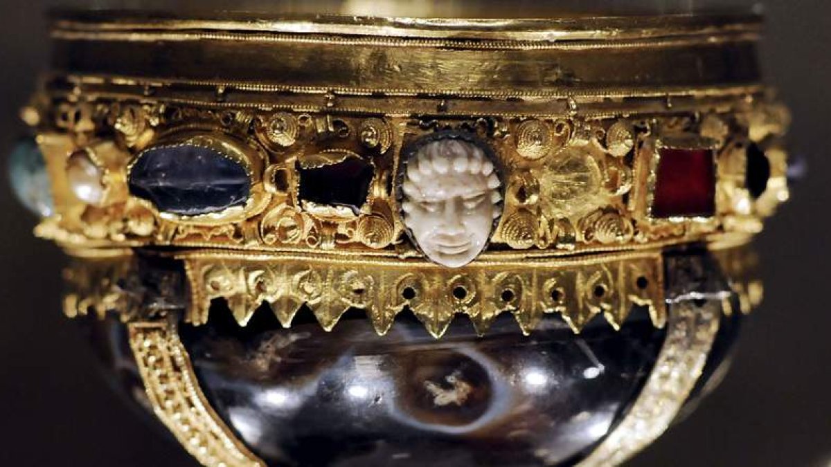 El cáliz de Doña Urraca, custodiado en San Isidoro, es según una nueva investigación histórica, el Santo Grial.