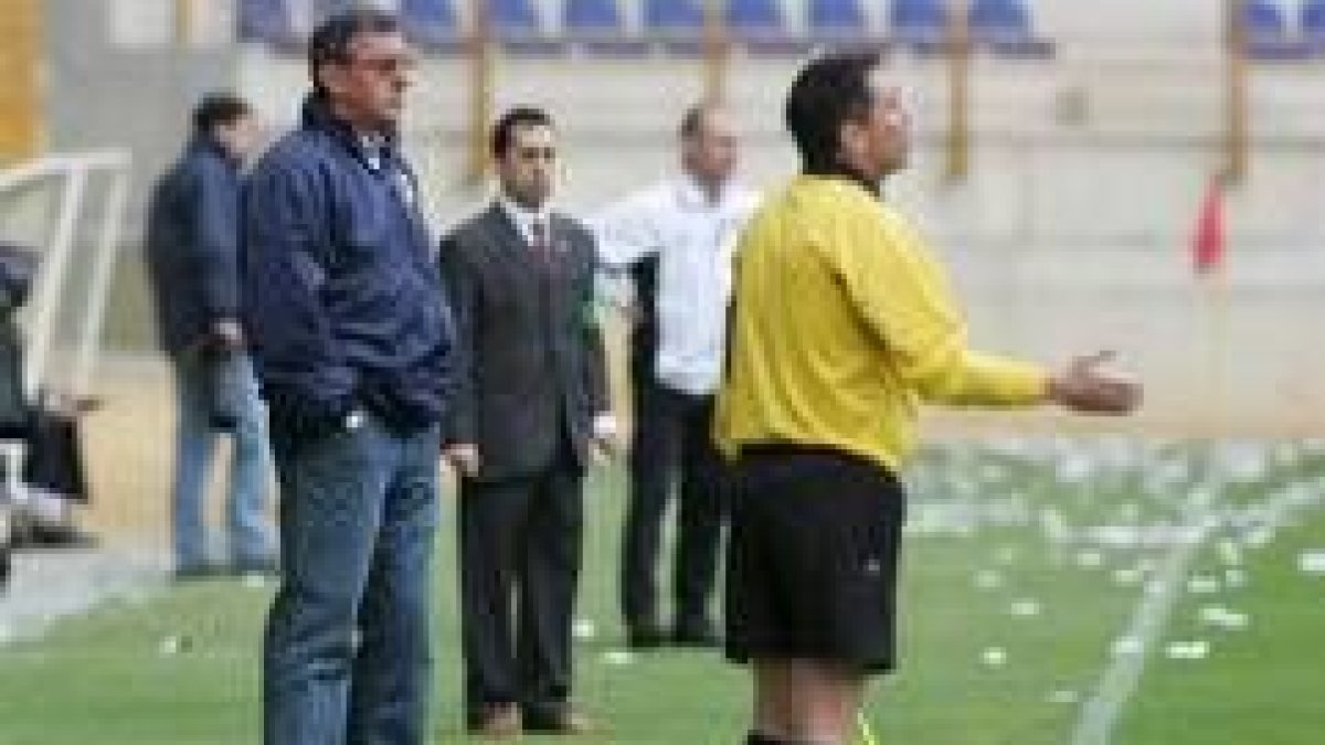 Villamil sigue las evoluciones del juego, con Fede Castaños al fondo