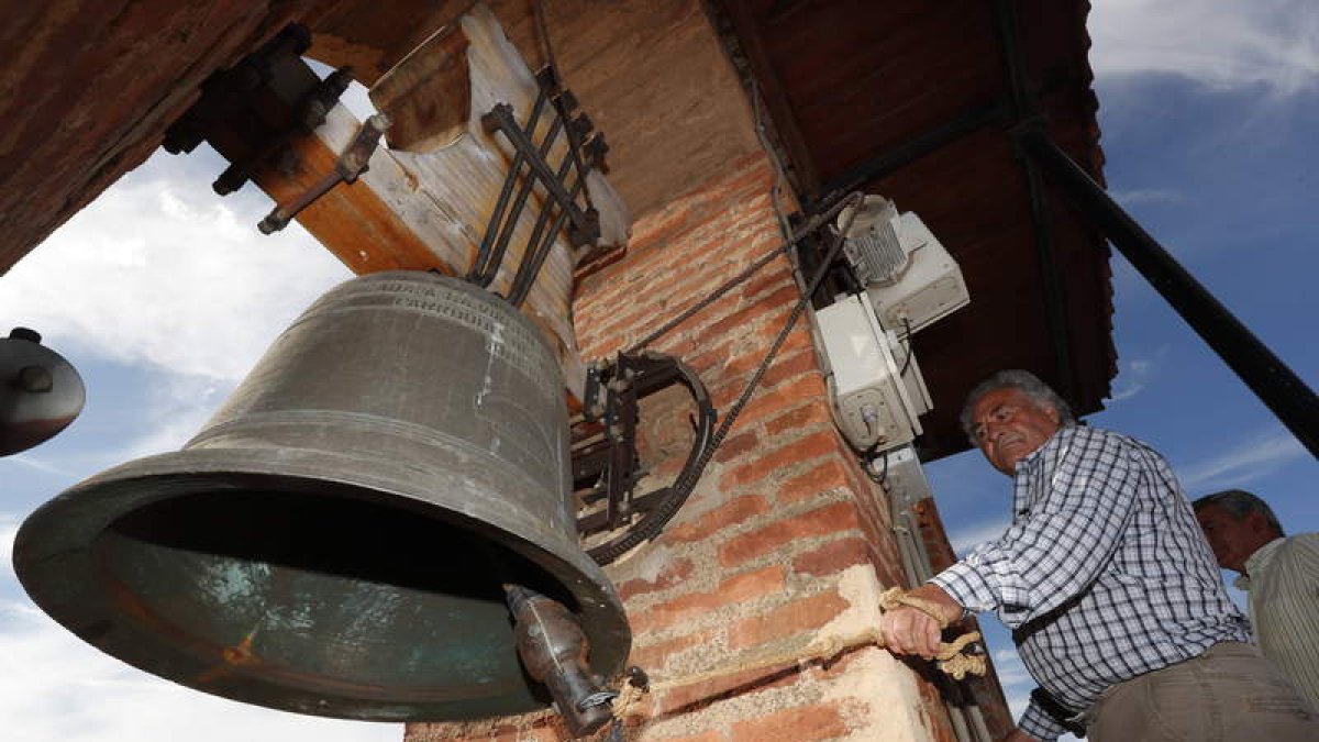 Imagen de archivo del tradicional encuentro de campaneros que se celebra en Villavante. JESÚS F. SALVADORES