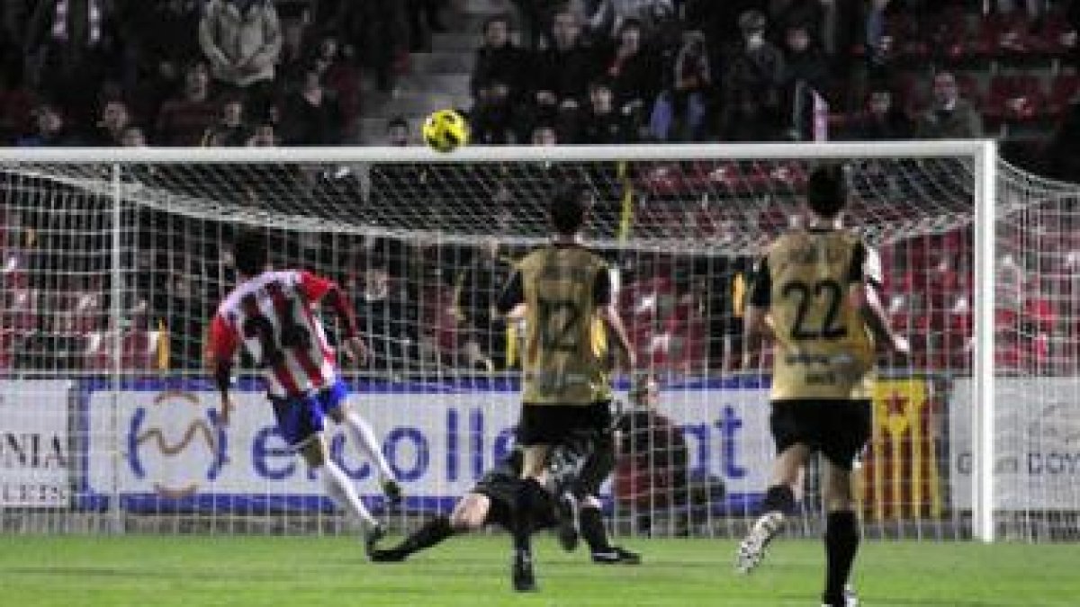 Roberto Peragón, autor ayer de los tres goles de su equipo, en el momento de superar a Mackay.