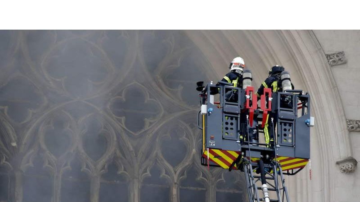 El fuego declarado ayer en la Catedral de Nantes fue visto hacia las 7.45 horas por personas que alertaron a los bomberos. JEROME FOUQUET