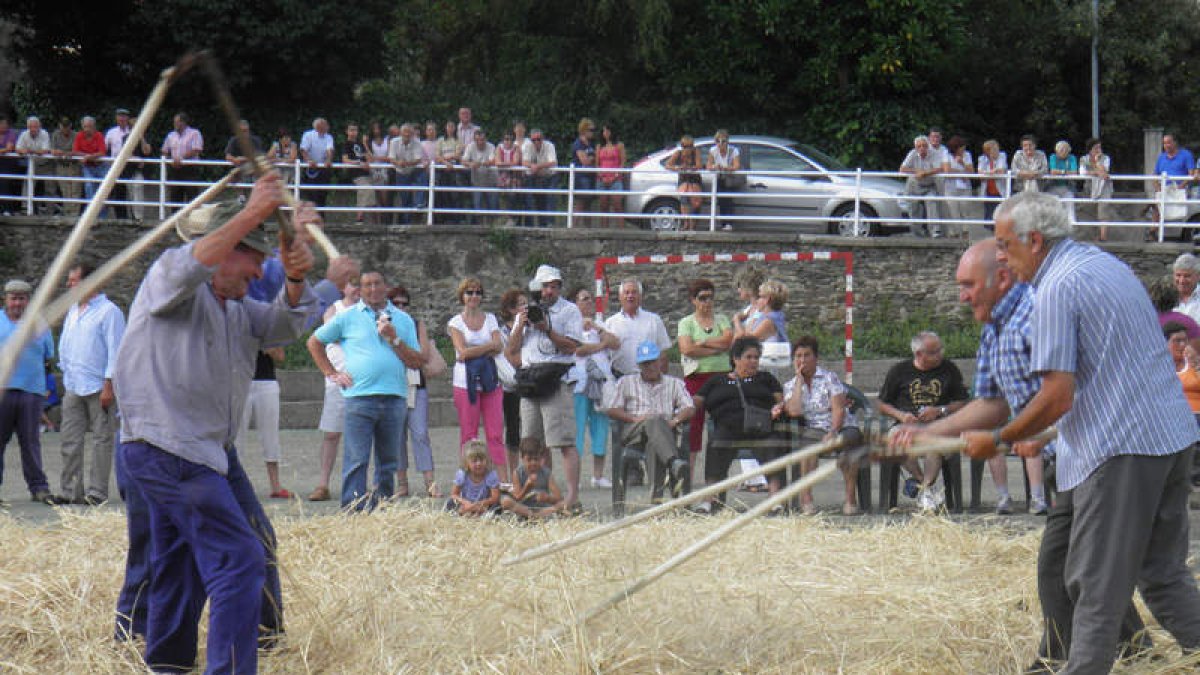 Los vecinos de Murias de Paredes recrean las tradicionales majas en las que se separaba la paja del grano.