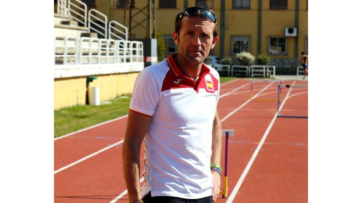Villacorta e suno de los técnicos de la selección. MARCIANO PÉREZ