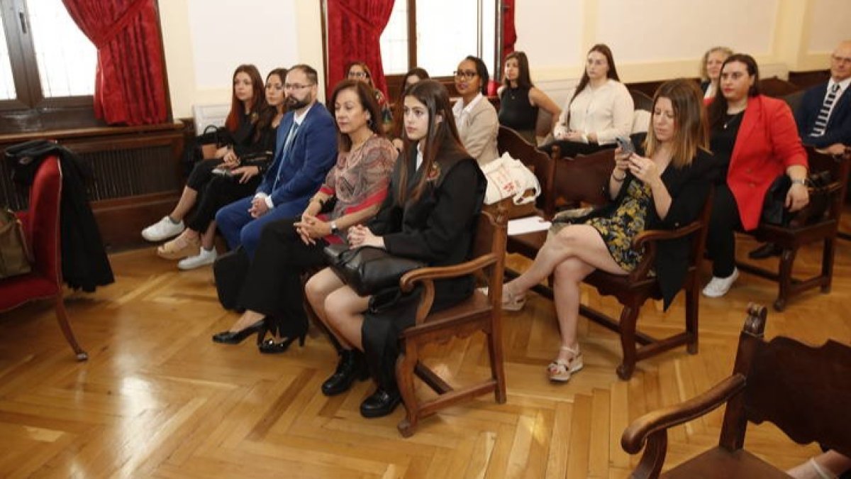 Los alumnos en prácticas, durante la jornada de la Audiencia Provincial. RAMIRO