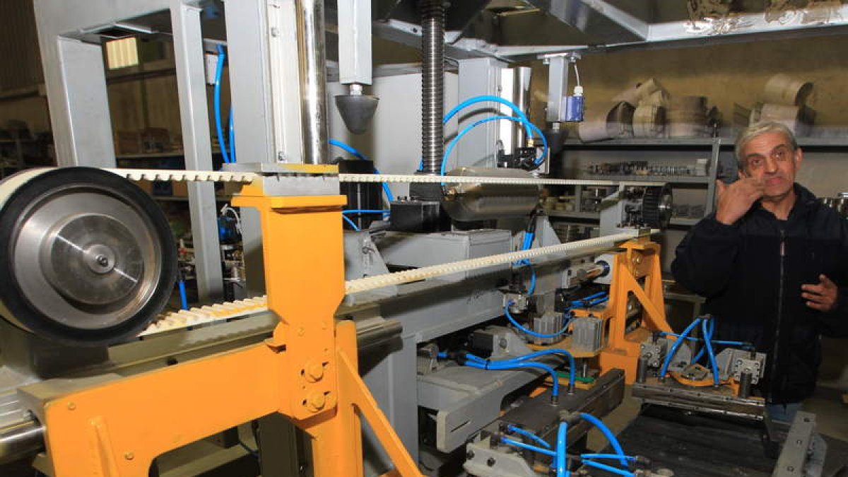 La innovadora máquina de labrado de pizarra en proceso de construcción, con Amadeo Rafael al fondo.