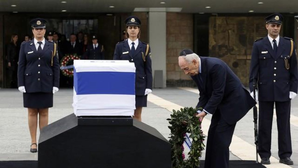 El presidente israelí Shimon Peres rinde tributo al exprimer ministro fallecido el sábado.