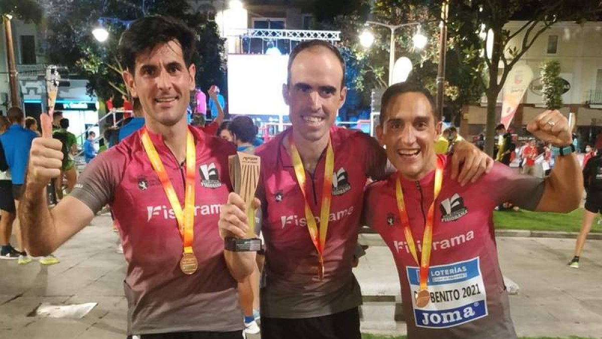 Aarón Arias, Guillermo García y Rubén Martínez, con la medalla de bronce lograda por equipos. FISIORAMA